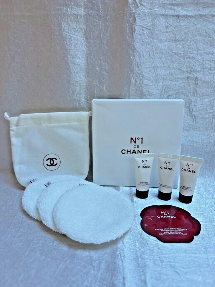 CHANEL NO. 1 SAMPLE SET AND MAKEUP REMOVER CLOTHS - Image 1 of 4