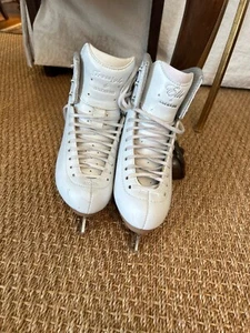 Mismatched pair of Jackson Elle & Freestyle Figure Skates - Picture 1 of 10