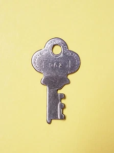 Vtg Key D61 LONG Mfg Company Atkinson Long EVERLASTING Trunk Footlocker D-61 - Picture 1 of 7