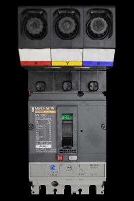 MERLIN GERIN 32 AMP 25kA TRIPLE POLE MCCB MGP0323 NS100N - Image 1 of 4