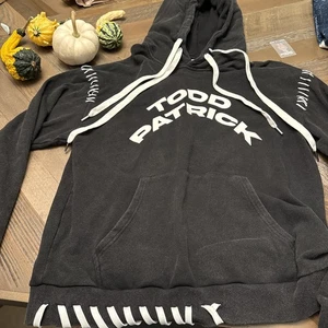 Todd Patrick Hoodie schwarz mit Grafikdruck - Bild 1 von 4