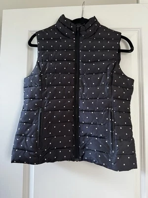 Chaleco pequeño Colebrook para mujer negro blanco lunares acolchado bolsillos con cremallera Foto 1 de 4