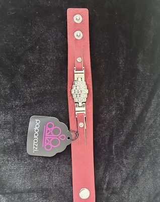 Pulsera con hebilla de diamantes de imitación de cuero rojo paparazzi Foto 1 de 4