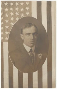 FOTO REAL de estudio de 1909 - Hombre patriótico, bandera estadounidense - postal vintage - Imagen 1 de 2