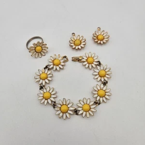 Vintage Weiss Gold Tone Enamel Daisy Bracelet Ring & 2 Charms - Picture 1 of 7