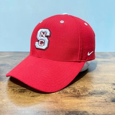 NC State NIKE 100 % Lana Correa Trasera Roja con Blanco Hit Gorra de Béisbol Sombrero Foto 1 de 4