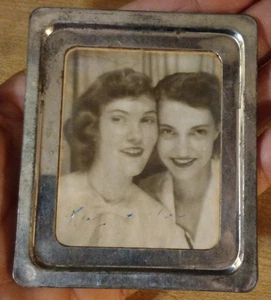 Fotomático 2 Jóvenes Adolescentes 1953 Marco de Lata Plateado De Colección Penny Arcade Cabina B & W - Imagen 1 de 8
