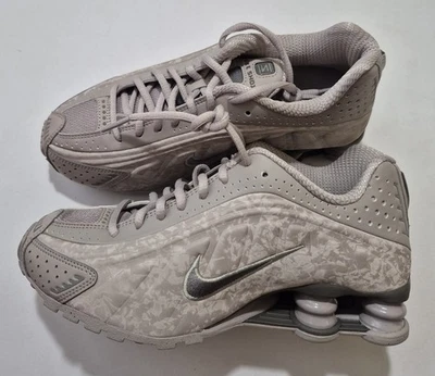 Nike Shox R4 'Pewter Stone Floral' Gris HV0934-001 Para mujeres Talla 6 Nuevo NBY Foto 1 de 4