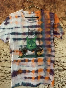 Tie Dye T-Shirt Small Unisex Meditierendes Eichhörnchen Streifen Design  - Bild 1 von 10