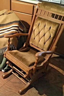 Mecedora antigua vintage acolchada de madera terciopelo verde oliva Foto 1 de 4