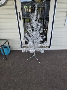 Pracht Aluminium Edelstahl Weihnachtsbaum 4 1/2' gelockt, gedrehte Nadeln /... - Bild 1 von 6