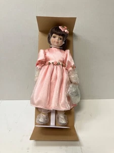 Avon Finer Collectibles Christina la bambola caucasica - Foto 1 di 7