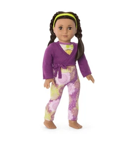 NEU American Girl Kavi's Yoga Outfit Neu im Karton NRFB nicht mehr produziert Übung GOTY 2023 lila - Bild 1 von 3