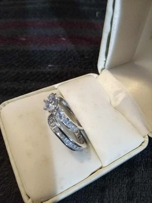 Conjunto de anillo de boda de diamantes sintéticos talla 7 para damas chapado en plata sintética Foto 1 de 3