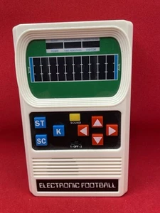 Mattel Gioco di Calcio Elettronico Divertente Retro Gioco Portatile Testato - Foto 1 di 10