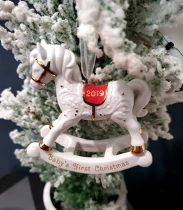 Hallmark Ornament Babys erste Weihnachten 2019 Porzellan Schaukelpferd - Bild 1 von 10