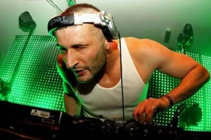 Kissy Sell Out Live Electro House & EDM DJ-Sets Compilation (2010 - 2011) - Picture 1 of 6