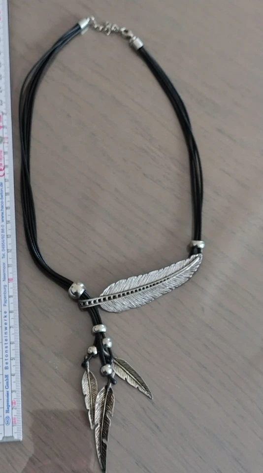 Kette Modeschmuck Halskette Schmuck Kurz Feder Federn Silberne Schwarz Metall  - Bild 1 von 1
