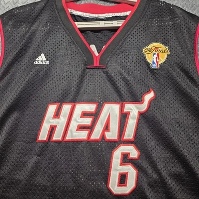 Camiseta Miami Heat LeBron James #6 Finales NBA Hombre’s 2XL (56) Negra Roja Adidas Foto 1 de 4