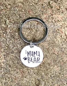 Schlüsselanhänger Mama Bär gestempelt mit Tipi Buchstabe A und Bärentatzenabdruck, neu, Geschenk - Bild 1 von 4