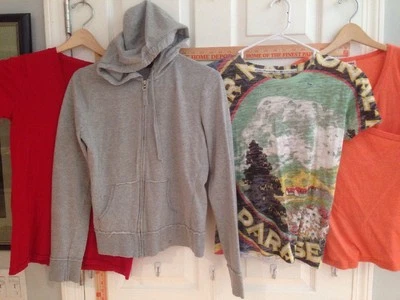 Moletom com capuz feminino pequeno cinza DKNY - Imagem 1 de 4