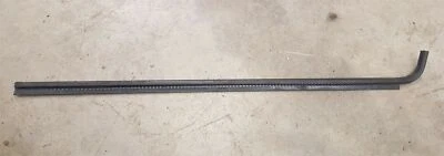 VW GOLF JETTA MK1 3 PUERTAS PUERTA LATERAL IZQUIERDA VENTANA VIDRIO RASPADOR EXTERIOR SELLO DE GOMA - Imagen 1 de 4