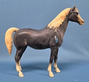 Breyer #202 Dickory anthrazit matt Familie Araberstute teilweise blaues Band Etikett - Bild 1 von 9