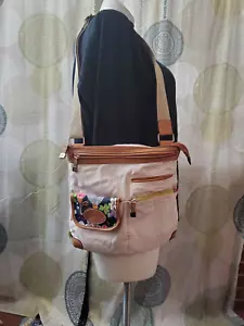 "Bolso bandolera de lona Lily Bloom caqui con diseño de loto blanco - 12"" x 13"" x 2" - Imagen 1 de 10