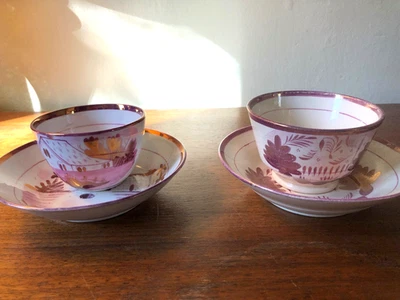 Par: Taza/s antigua rosa lustre patrón "School House", inglés, principios del siglo XIX Foto 1 de 3