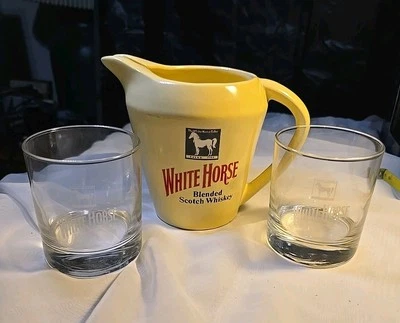 Juego de 3 piezas de jarra de cerámica y 2 vasos de whisky escocés mezclado con caballo blanco vintage ~ Foto 1 de 4