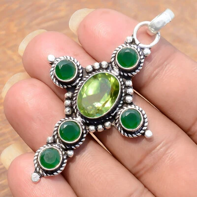 Colgante cruz de plata de ley 925 con piedras preciosas de peridoto facetado y ónix verde para hombre Foto 1 de 4