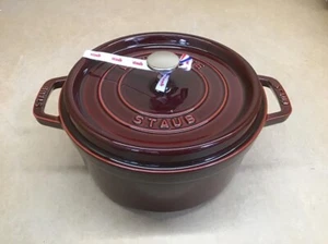 Cocotte redonda de hierro fundido Staub de 4 cuartos - Granadina, hecha en Francia - Imagen 1 de 9