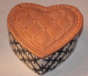 Caja baratija corazón cerámica azul y blanco con tapa bronceada - Imagen 1 de 5