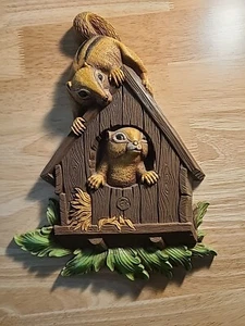 Vintage 1977 Homco Dart Eichhörnchen Schimpansen Vogelhaus Haus Wandbild hängend - Bild 1 von 5