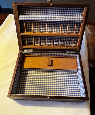 Caja de costura de madera vintage carretes de hilo de flores pintados a mano hechos en Brasil Foto 1 de 4