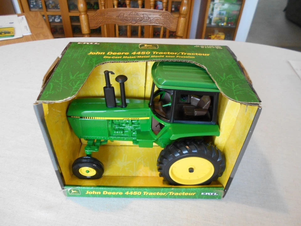(2001) Ertl John Deere Model 4450 Tractor 1/16 Scale 15160
