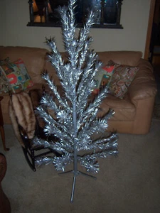 NICE VTG 44" DESIGNED EVERGLEAM FROSTY FOUNTAIN SILVER ALUMINUM XMAS TREE #311 - Picture 1 of 16
