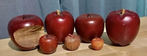 JUEGO DE 7 MANZANAS ROJAS IMITACIÓN MADERA DECORACIÓN GRANJA VINTAGE DIFERENTES TAMAÑOS/MORDIDA - Imagen 1 de 6