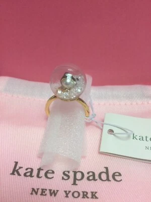 Nuevo con etiquetas Anillo Kate Spade New York Arctic Friends Pingüino Globo de Nieve Tono Dorado Talla 7 Foto 1 de 4