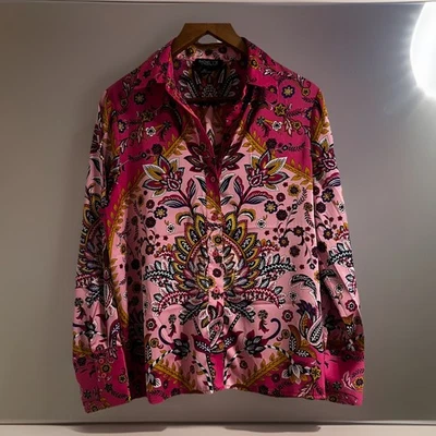 Blusa Rachel Zoe Pequeña Rosa Satén Abotonada Paisley Estampado Caprichoso Cuello Foto 1 de 4