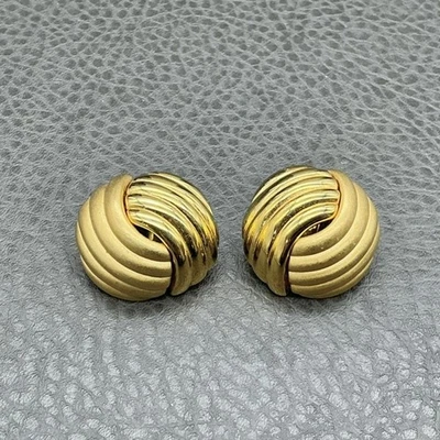 Pendientes Monet Clip-On Mujer Tono Dorado Acanalado Remolino Cúpula Botón Redondo Clásico Foto 1 de 4