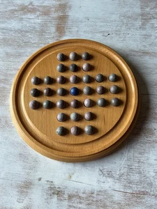 Juego solitario tablero de madera maciza con canicas de arcilla de 8,25 pulgadas de diámetro - Imagen 1 de 3