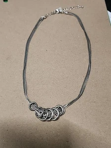 Collar anillos círculos tono plata solterona Lia Sophia - Imagen 1 de 8