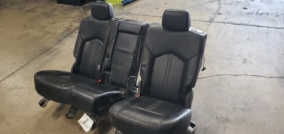 Cadillac SRX 2011 asiento de banco trasero abierto de cuero negro Foto 1 de 4