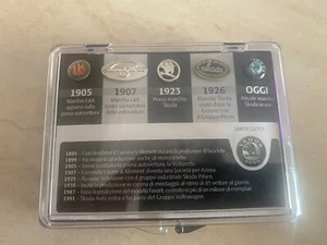 RARISSIMO COFANETTO SPILLE PINS STORIA DEL MARCHIO SKODA DA COLLEZIONE - Bild 1 von 5