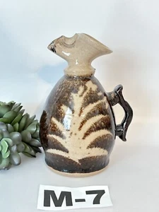 Jarra de gres Studio Art Pottery marrón firmada DK caño pellizcado - Imagen 1 de 7