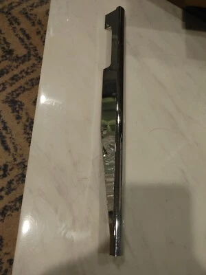 MERCEDES--BENZ W113 230SL 250SL 280SL, LADO DERECHO DEBAJO DEL MALETERO MOLDURA CROMADA Foto 1 de 2