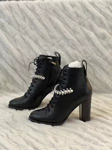 NEW JIMMY CHOO CRUZ 95 BLACK GRAINED LEATHER LACE-UP COMBAT BOOTS WITH PEARLS - Picture 1 of 9