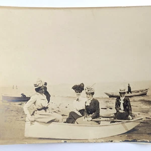 Antikes Foto elegante Frauen sitzen in einem Ruderboot am Strand - Bild 1 von 4