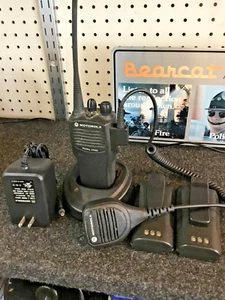 Motorola Radius CP200 Two Way Radio Untested For Parts Or Repair Extra Batteries - Zdjęcie 1 z 1